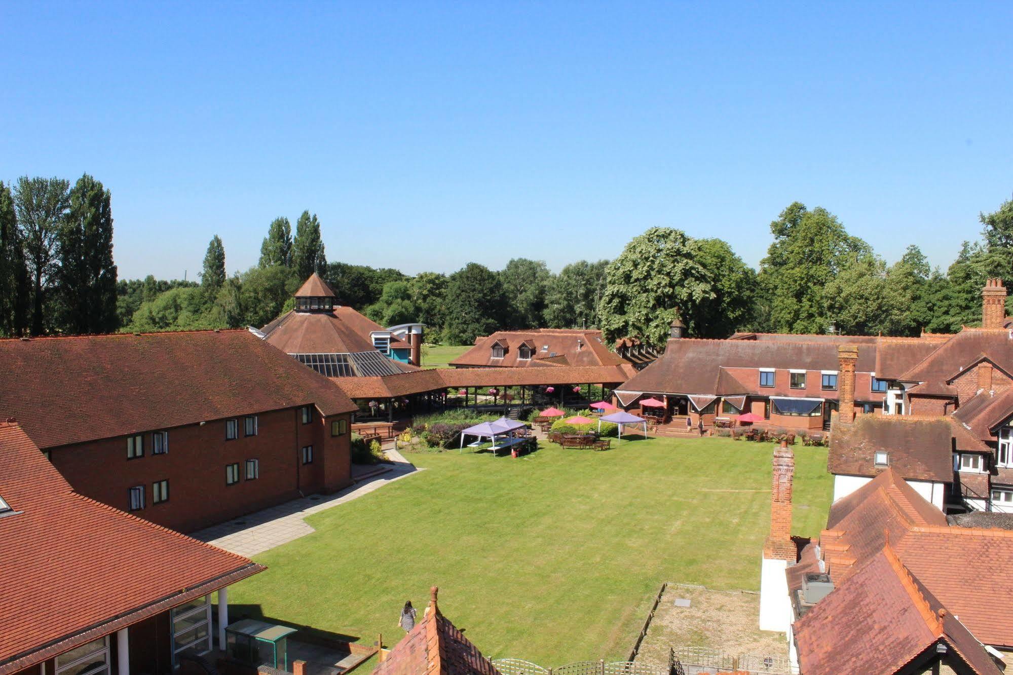 Cim Business Centre Hotel Maidenhead Exterior foto